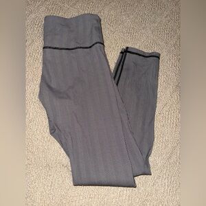 💎 ZYIA ACTIVE | Chevron Pattern Cropped Leggings